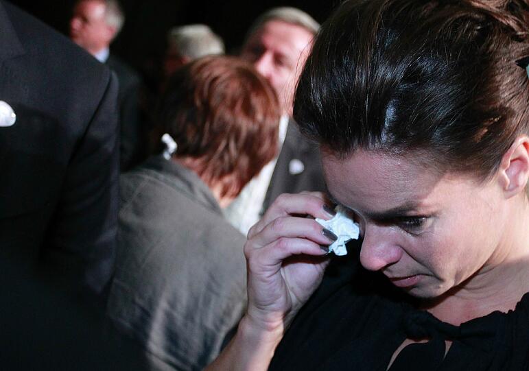 Kati Witt völlig aufgelöst: Das sympathische Olympia-Gesicht bricht bei der Bekanntgabe der Entscheidung in Tränen aus. Die Bilder