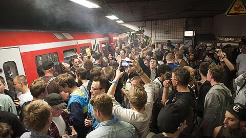 Szenen, die es so auch in München geben wird: Jugendliche stürmen am 30. September die S-Bahn in Hamburg, um gegen das Alkoholverbot zu protestieren.