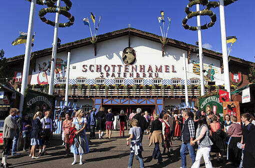 Das Schottenhamel-Zelt: Hier fließt am Samstag das erste Bier.