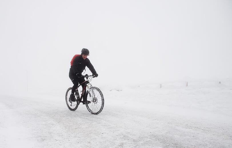 Der erste Schnee ist gefallen und verhüllt alles in ein sanftes Weiß. Aber Achtung Autofahrer: Die Straßen sind glatt. Die Bilder.