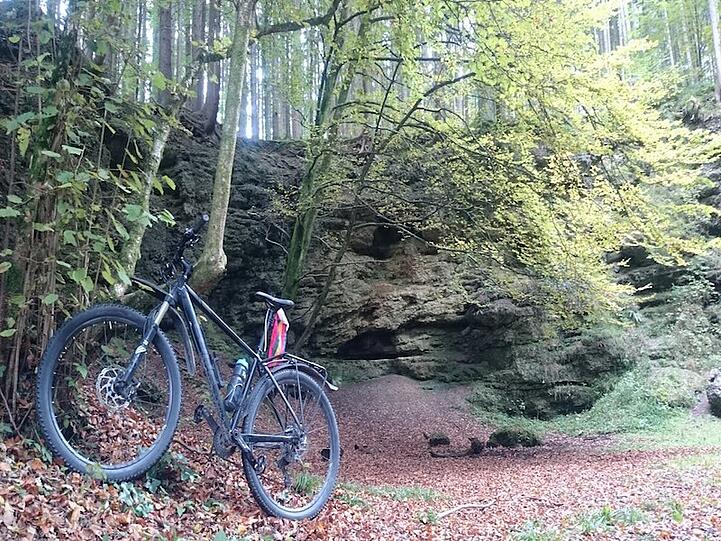 Magische Momente: Mysteriös anmutendes Tuffsteinrund hinter Deisenhofen - und kaum jemand unterwegs.