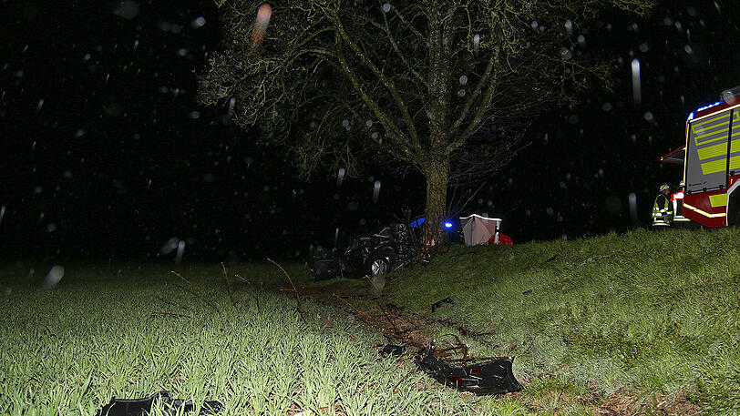 Schreckliche Bilder aus Icking: Der BMW kam von der Straße ab und prallte gegen einen Baum. Zwei 19-jährige Männer starben.
