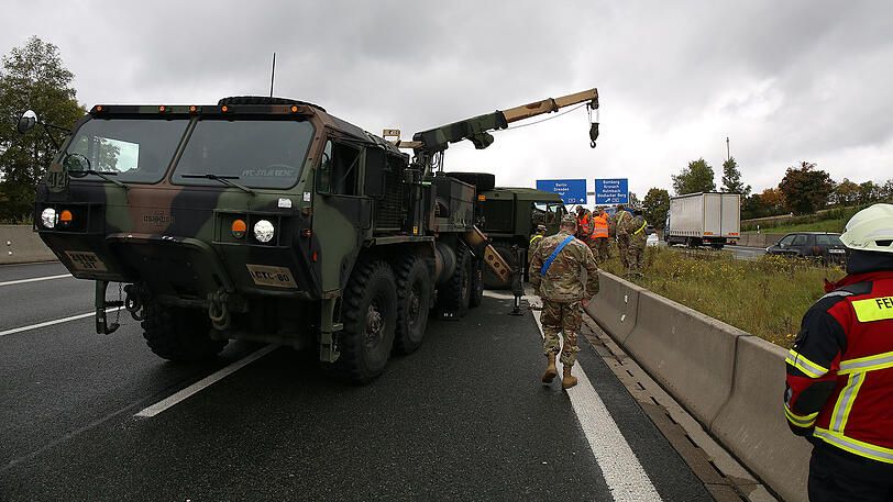 Ein kurioser Unfall der US Army legte am Samstag die A9 lahm. Die Bilder.