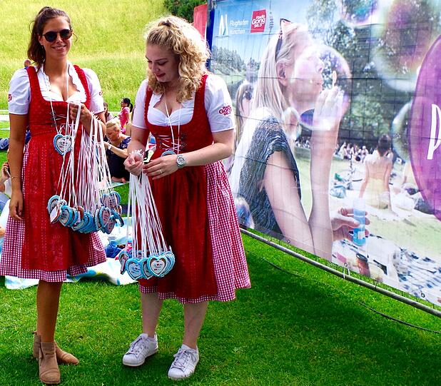 Ein Herz (oder viele Herzen) für Picknick haben diese zwei jungen Damen.