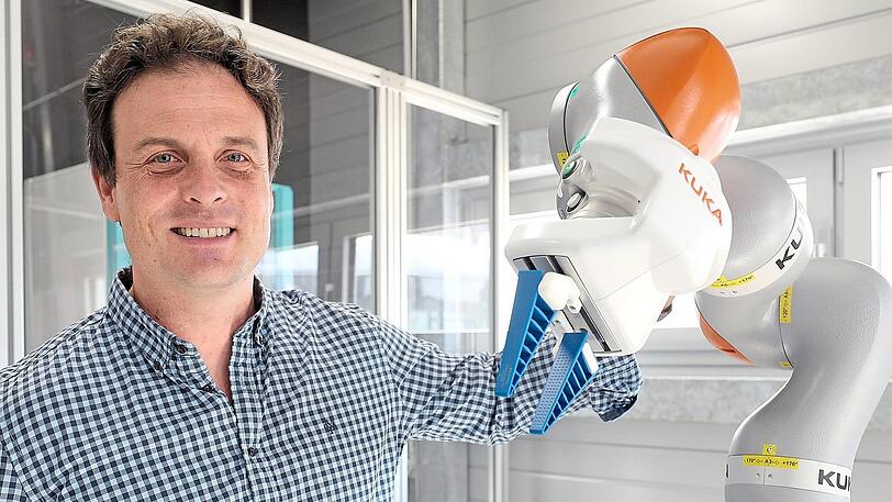 Jörg Mareczek mit einem Roboterarm. Der Arm führt als sogenannter "Slave" genau das aus, was der Mensch will - so jedenfalls ist die Idealvorstellung der momentanen Forschung auf diesem Gebiet.