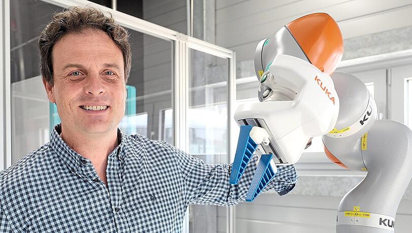 Jörg Mareczek mit einem Roboterarm. Der Arm führt als sogenannter "Slave" genau das aus, was der Mensch will - so jedenfalls ist die Idealvorstellung der momentanen Forschung auf diesem Gebiet. Jörg Mareczek mit einem Roboterarm. Der Arm führt als sogenannter "Slave" genau das aus, was der Mensch will - so jedenfalls ist die Idealvorstellung der momentanen Forschung auf diesem Gebiet.
