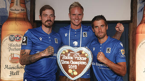 Gewinnen den Traditions-Wettbewerb: Dennis Erdmann (l.), Hendrik Bonmann (m.) und Stefan Lex.
