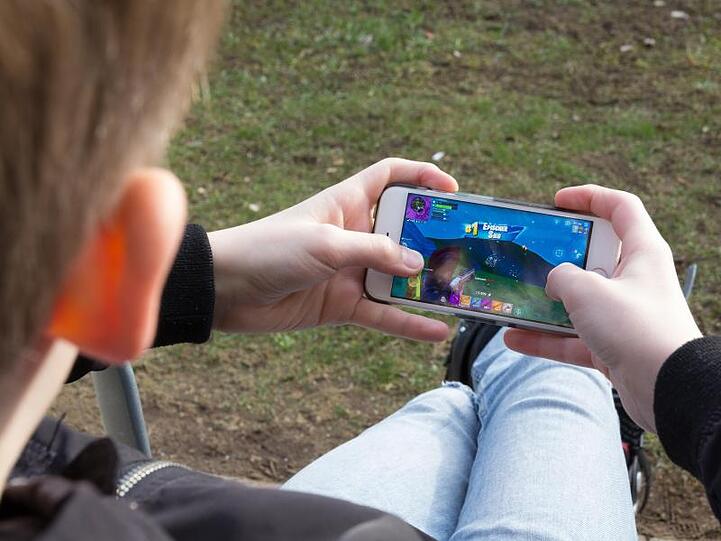 Ein Junge spielt auf seinem Mobiltelefon. "Unsere Studie zeigt, dass wir dringend ein verlässliches und umfassendes Frühwarnsystem gegen Mediensucht brauchen", sagt DAK-Vorstandschef Andreas Storm.