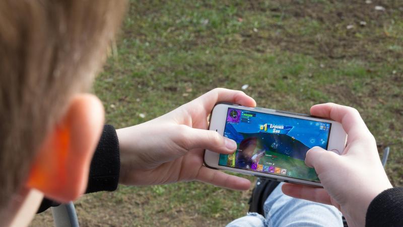 Ein Junge spielt auf seinem Mobiltelefon. "Unsere Studie zeigt, dass wir dringend ein verlässliches und umfassendes Frühwarnsystem gegen Mediensucht brauchen", sagt DAK-Vorstandschef Andreas Storm. Ein Junge spielt auf seinem Mobiltelefon. "Unsere Studie zeigt, dass wir dringend ein verlässliches und umfassendes Frühwarnsystem gegen Mediensucht brauchen", sagt DAK-Vorstandschef Andreas Storm.
