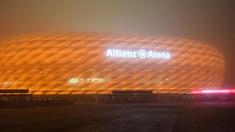 Die Allianz Arena ist orange beleuchtet. Foto: Lino Mirgeler/dpa/Archivbild