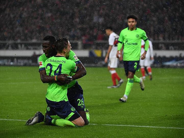 Bastian Oczipka (l) und Salif Sané jubeln nach dem Tor zum 2:0 für Schalke.
