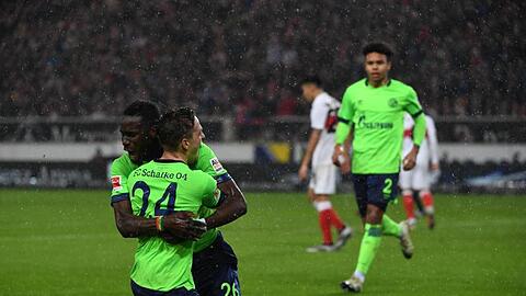 Bastian Oczipka (l) und Salif Sané jubeln nach dem Tor zum 2:0 für Schalke.