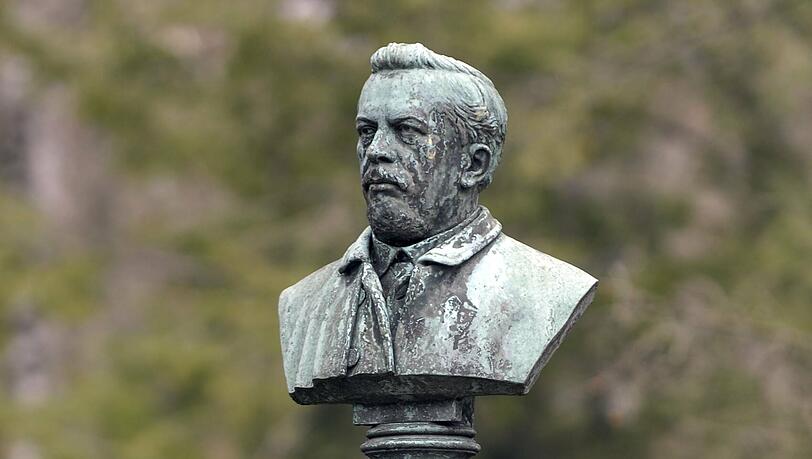 Die Büste von Martinus Schleich am Alten Südfriedhof. (Archivbild)