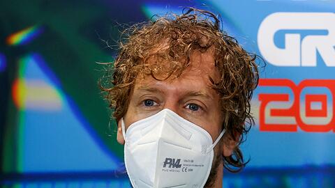 Aston-Martin-Pilot Sebastian Vettel beantwortet während einer Fahrer-Pressekonferenz in Melbourne Fragen von Journqlisten.