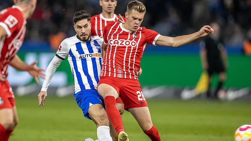 Herthas Suat Serdar (l) kämpft mit Freiburgs Matthias Ginter um den Ball.