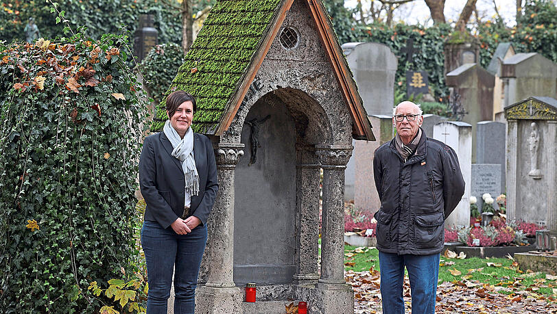 Alfred Ebersberger (85) und seine Tochter Marion Hörauf (47) haben sich ein Denkmal als Familiengrab ausgesucht.