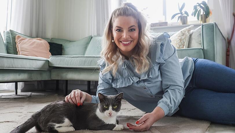 Angelina Kirsch mit ihrem neuesten Familienmitglied, dem Kater Balu.