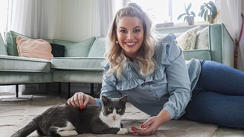 Angelina Kirsch mit ihrem neuesten Familienmitglied, dem Kater Balu.
