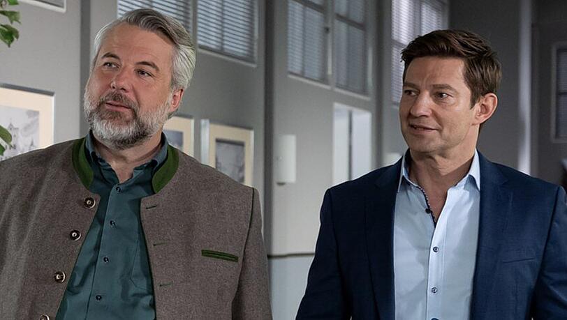 Dieter Fischer und Igor Jeftic haben bei "Die Rosenheim-Cops" nicht nur vor der Kamera mit fiesen Betrügern zu tun.
