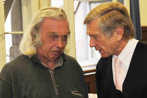 Vor Gericht: Der Gelegenheitsarbeiter Alfred B. (57), der noch bei seinen Eltern gewohnt hatte, im Gespräch mit seinem Verteidiger Sven Oberhof.