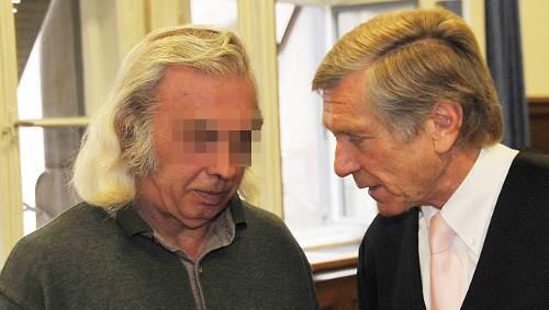 Vor Gericht: Der Gelegenheitsarbeiter Alfred B. (57), der noch bei seinen Eltern gewohnt hatte, im Gespräch mit seinem Verteidiger Sven Oberhof. Vor Gericht: Der Gelegenheitsarbeiter Alfred B. (57), der noch bei seinen Eltern gewohnt hatte, im Gespräch mit seinem Verteidiger Sven Oberhof.