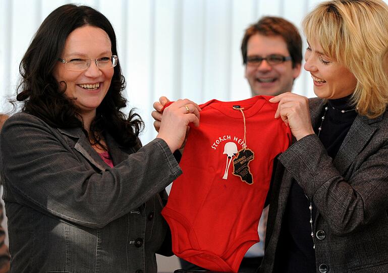 Andrea Nahles bekam von Parteivize Manuela Schwesig einen Babyanzug. &bdquo;Storch Heinar&ldquo; ist eine Satire auf die bei Nazis beliebte Modemarke &bdquo;Thor Steinar&ldquo;.