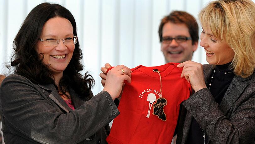 Andrea Nahles bekam von Parteivize Manuela Schwesig einen Babyanzug. „Storch Heinar“ ist eine Satire auf die bei Nazis beliebte Modemarke „Thor Steinar“. Andrea Nahles bekam von Parteivize Manuela Schwesig einen Babyanzug. „Storch Heinar“ ist eine Satire auf die bei Nazis beliebte Modemarke „Thor Steinar“.