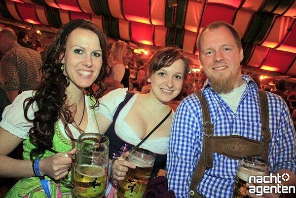 Dirndl, Lederhosen und viel Spaß: Die Party "Tracht und Pracht" am Samstag im Hippodrom auf der Theresienwiese. Mehr Bilder unter: www.nachtagenten.de.