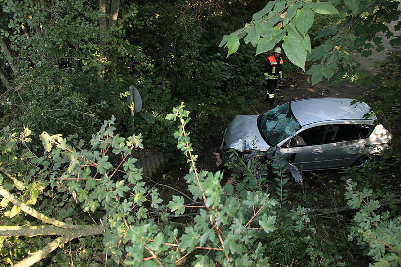 Zwischen Mühldorf und München kommt ein Münchner Fahrer von der Straße ab und fährt in eine Baumgruppe. Danach stürzt das Auto vier Meter tief. Wie schwer der Fahrer verletzt wird, ist unklar.