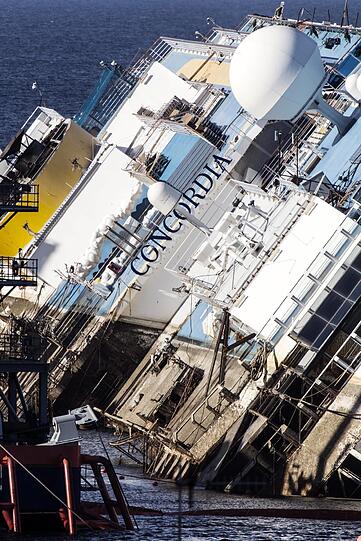 Der Bergungseinsatz am havarierten 
Kreuzfahrtschiff &bdquo;Costa Concordia&ldquo; hat sich am Montag deutlich 
verzögert. Die Aufrichtung des Schiffs vor der italienischen Insel 
Giglio werde voraussichtlich erst am Dienstag im Morgengrauen 
abgeschlossen sein. Die Bilder!