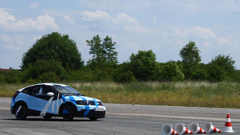 Der sportliche 2-Türer bietet im Bereich niedriger Geschwindigkeiten, die im urbanen Umfeld den größten Anteil der Fahrsituationen ausmachen, ein sehr dynamisches Fahrverhalten. Der sportliche 2-Türer bietet im Bereich niedriger Geschwindigkeiten, die im urbanen Umfeld den größten Anteil der Fahrsituationen ausmachen, ein sehr dynamisches Fahrverhalten.