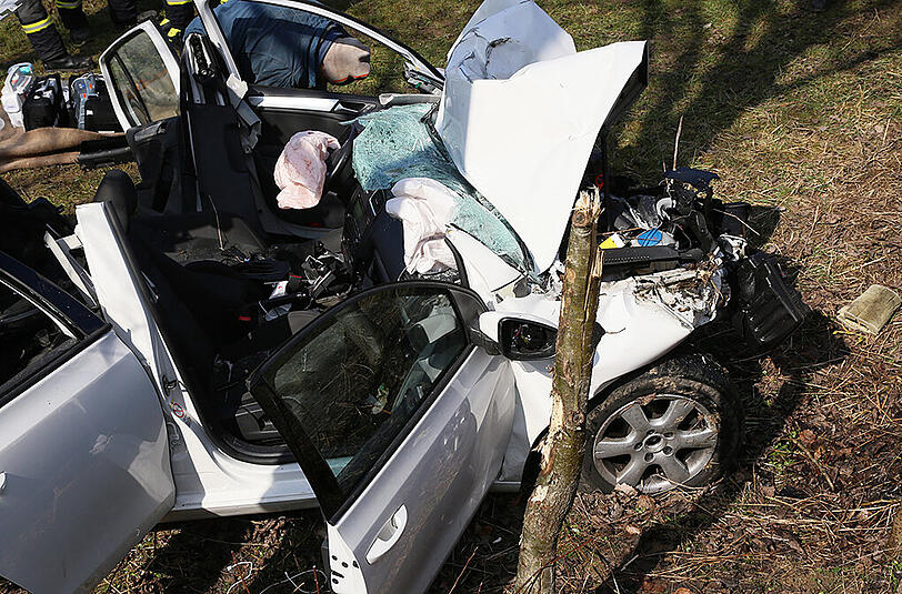 Bilder vom Unfall in Wald bei Altötting. Eine junge Fahranfängerin ist von der Fahrbahn abgekommen und gegen einen Baum geprallt.