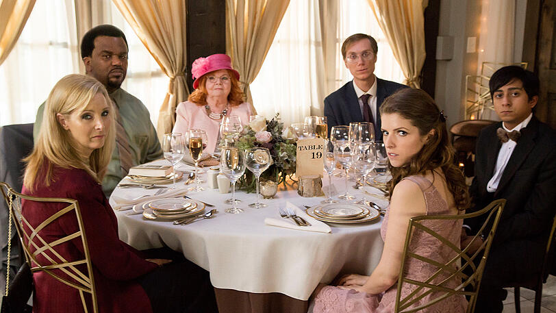 Bina (Lisa Kudrow, links), Jerry (Craig Robinson), Jo (June Squibb), Walter (Stephen Merchant), Eloise (Anna Kendrick) und Renzo (Tony Revolori) wurden an einen Katzentisch platziert.
