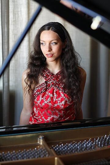 Begleitet am Klavier: Maharani Chakrabarti.
