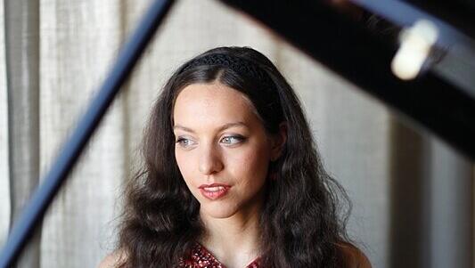 Begleitet am Klavier: Maharani Chakrabarti. Begleitet am Klavier: Maharani Chakrabarti.