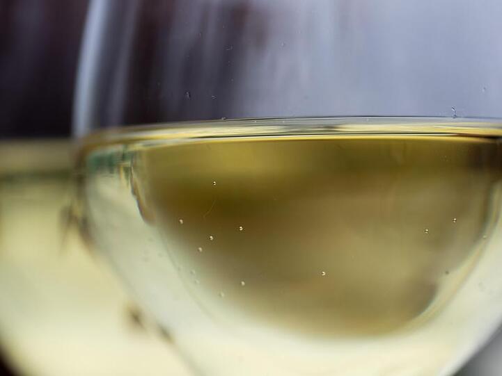 Gläser mit Silvaner stehen auf einem Tisch. Foto: Daniel Karmann/dpa/Symbolbild
