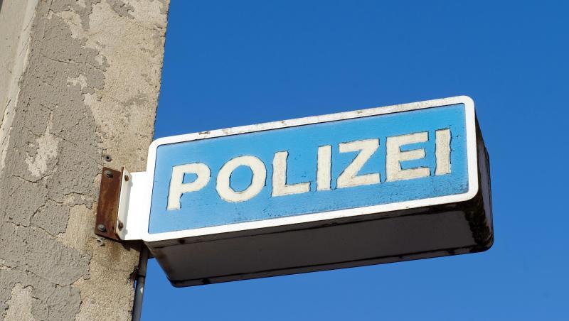 Blick auf das Hinweisschild eines Polizeireviers. Foto: Stefan Sauer/Archiv Blick auf das Hinweisschild eines Polizeireviers. Foto: Stefan Sauer/Archiv