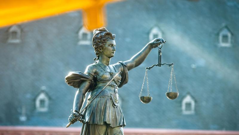 Justitia-Figur auf dem Gerechtigkeitsbrunnnen auf dem Römerberg. Foto: Frank Rumpenhorst/dpa/Archivbild Justitia-Figur auf dem Gerechtigkeitsbrunnnen auf dem Römerberg. Foto: Frank Rumpenhorst/dpa/Archivbild