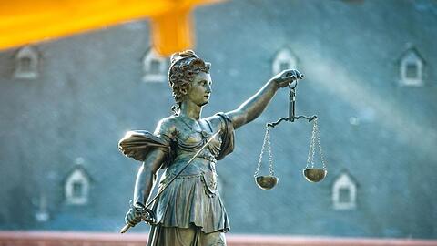 Justitia-Figur auf dem Gerechtigkeitsbrunnnen auf dem Römerberg. Foto: Frank Rumpenhorst/dpa/Archivbild