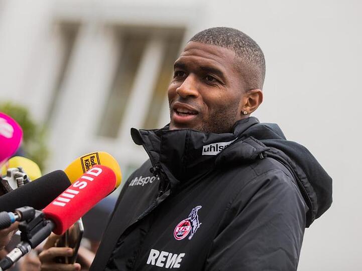 Anthony Modeste, Stürmer, beantwortet vor dem Training des Zweitligisten 1. FC Köln Fragen von Journalisten. Foto: Rolf Vennenbernd/Archiv