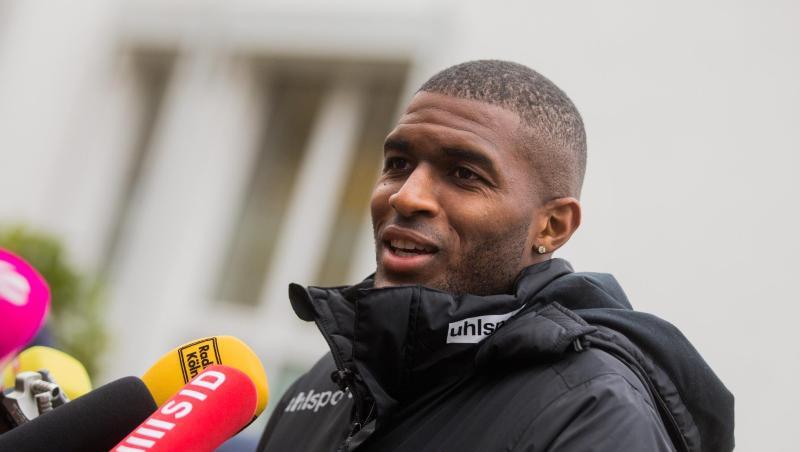 Anthony Modeste, Stürmer, beantwortet vor dem Training des Zweitligisten 1. FC Köln Fragen von Journalisten. Foto: Rolf Vennenbernd/Archiv Anthony Modeste, Stürmer, beantwortet vor dem Training des Zweitligisten 1. FC Köln Fragen von Journalisten. Foto: Rolf Vennenbernd/Archiv