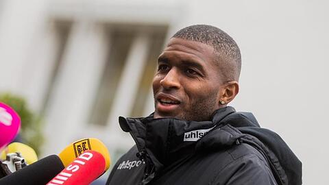 Anthony Modeste, Stürmer, beantwortet vor dem Training des Zweitligisten 1. FC Köln Fragen von Journalisten. Foto: Rolf Vennenbernd/Archiv