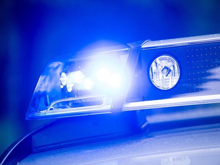 Ein Blaulicht leuchtet an einer Polizeistreife. Foto: Lino Mirgeler/dpa/Archivbild