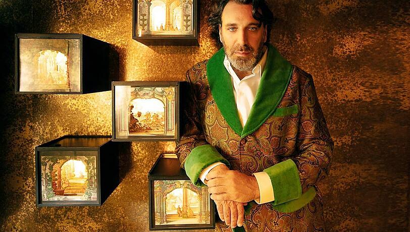 Chilly Gonzales im gewohnt edlen Morgenmantel zwischen barocken Theaterschaukästen wird hier selbst zur Weihnachtsdeko.