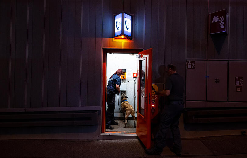 Polizisten durchsuchen mit einem Sprengstoffspürhund den Luise-Kiesselbach-Tunnel der auf der Protokollstrecke des G7-Gipfels liegt.