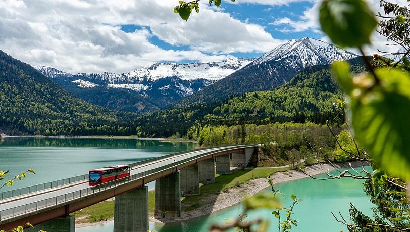 Besonders spektakulär fährt der Bergbus Eng. Am Sylvensteinspeicher vorbei geht es in die Bilderbuchlandschaft des Karwendel. Der Bus startet Anfang Juni.
