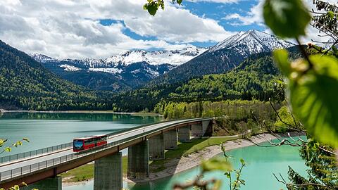 Besonders spektakulär fährt der Bergbus Eng. Am Sylvensteinspeicher vorbei geht es in die Bilderbuchlandschaft des Karwendel. Der Bus startet Anfang Juni.