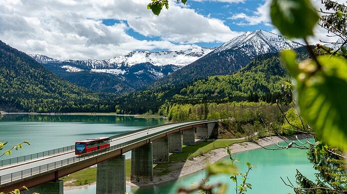 Besonders spektakulär fährt der Bergbus Eng. Am Sylvensteinspeicher vorbei geht es in die Bilderbuchlandschaft des Karwendel. Der Bus startet Anfang Juni.