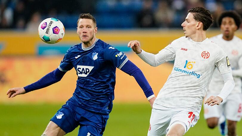 Hoffenheims Wout Weghorst (l) und Anthony Caci von Mainz kämpfen um den Ball.