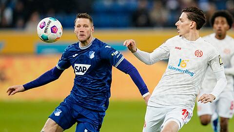 Hoffenheims Wout Weghorst (l) und Anthony Caci von Mainz kämpfen um den Ball.